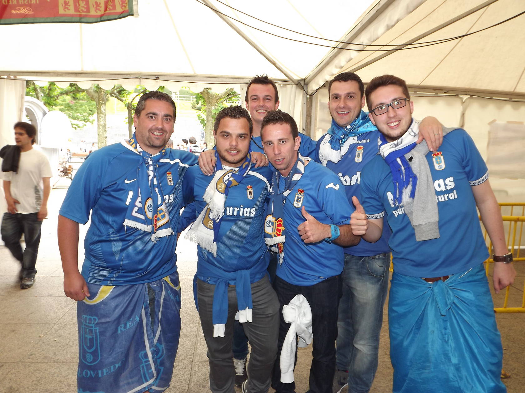 La afición del Real Oviedo, con su equipo en Eibar